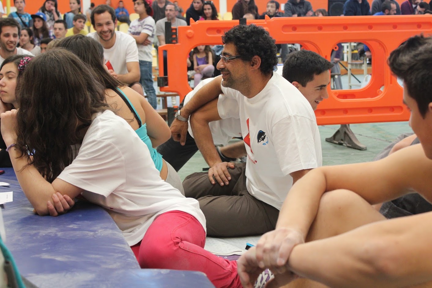 Alberto rodeado de desportistas juvenis