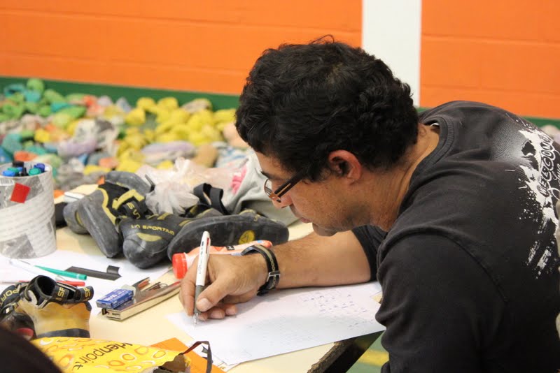 Alberto a desenhar numa folha de papel