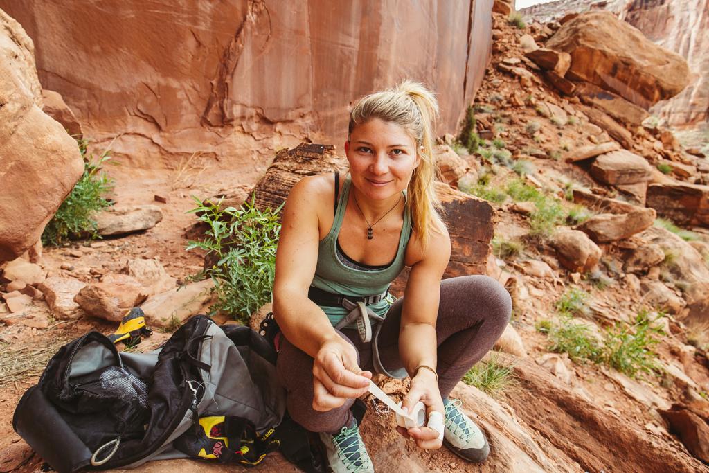 Hazel sentada abaixo de Conception - Day Canyon, Utah, EUA