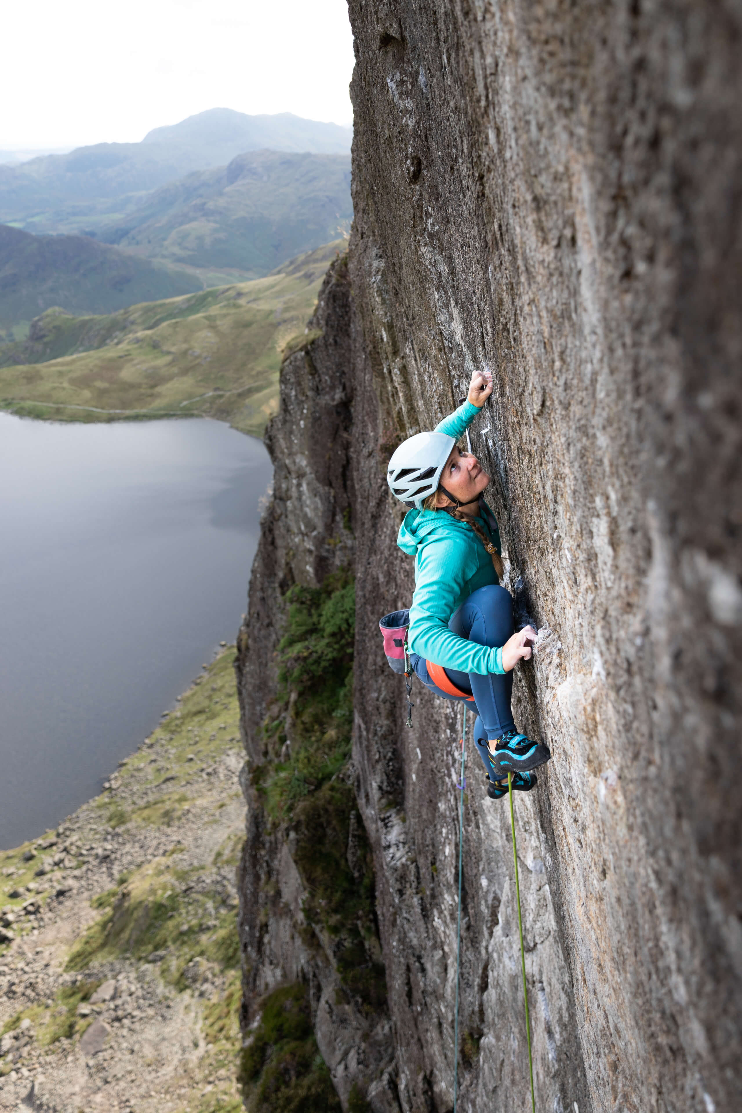 Hazel trad-climbing in Impact Day, Pavey Ark, Inglaterra